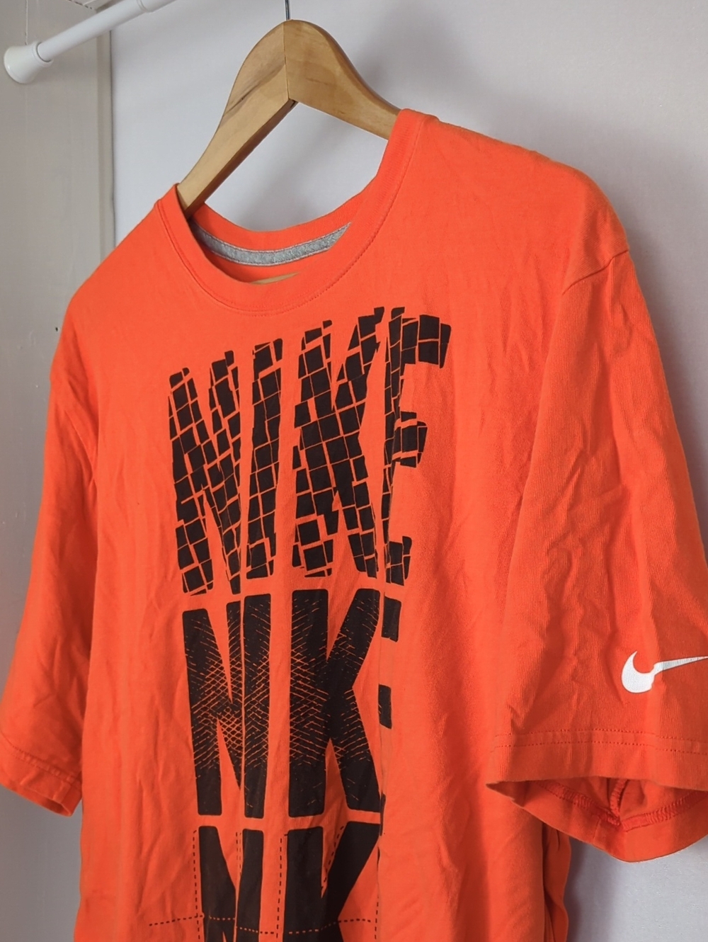 NIKE XL Short-Sleeve Crewneck Tee in Bright Orange with Black Logo - Picture 2 of 3